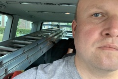 bienen-scharm-am-ukm-leiter-im-bulli-2020
